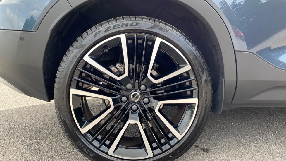 Volvo XC40 2.0 B3P Ultra Dark 5dr Auto Petrol Estate - Image 9