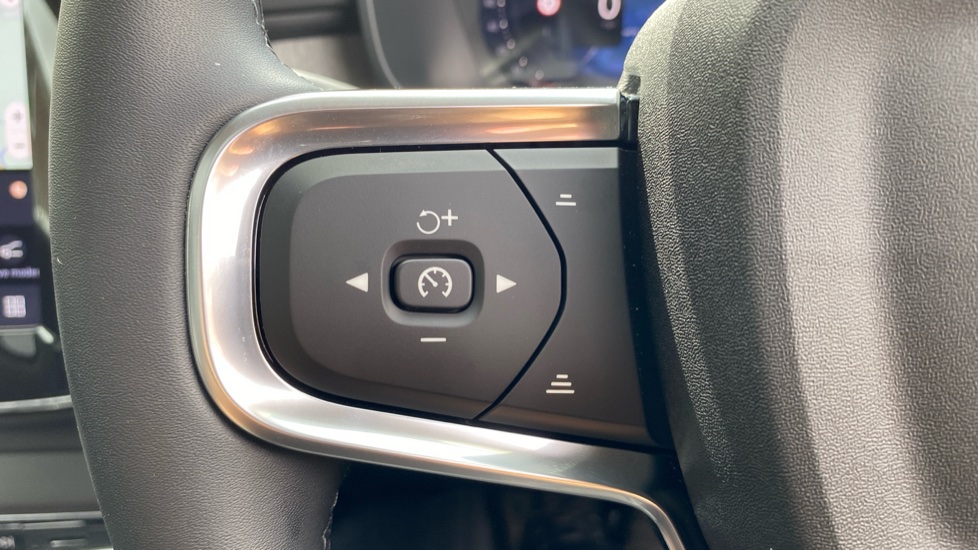 Volvo XC40 2.0 B3P Ultra Dark 5dr Auto Petrol Estate - Image 25