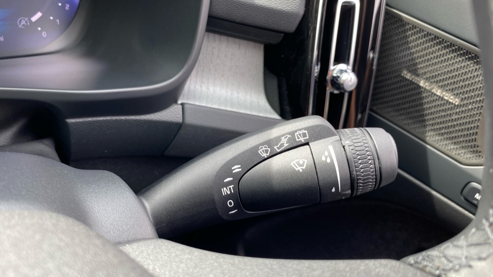 Volvo XC40 2.0 B3P Ultra Dark 5dr Auto Petrol Estate - Image 27