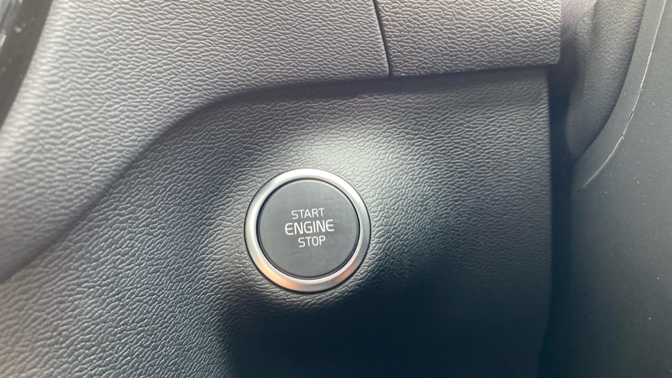Volvo XC40 2.0 B3P Ultra Dark 5dr Auto Petrol Estate - Image 31