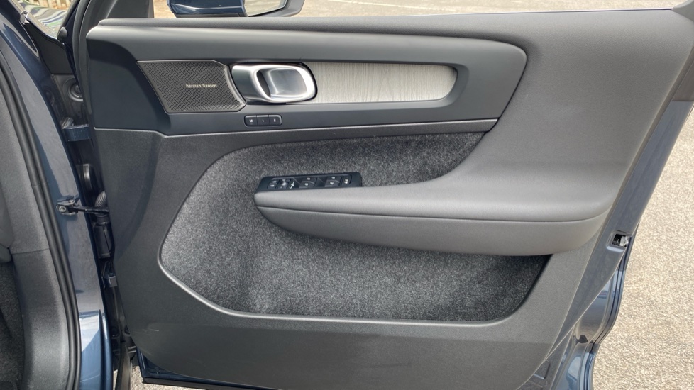 Volvo XC40 2.0 B3P Ultra Dark 5dr Auto Petrol Estate - Image 33