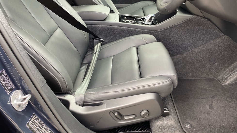 Volvo XC40 2.0 B3P Ultra Dark 5dr Auto Petrol Estate - Image 34