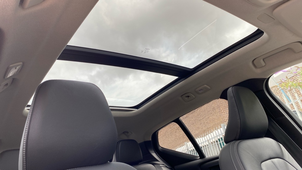 Volvo XC40 2.0 B3P Ultra Dark 5dr Auto Petrol Estate - Image 35