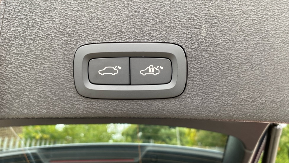 Volvo XC40 2.0 B3P Ultra Dark 5dr Auto Petrol Estate - Image 39