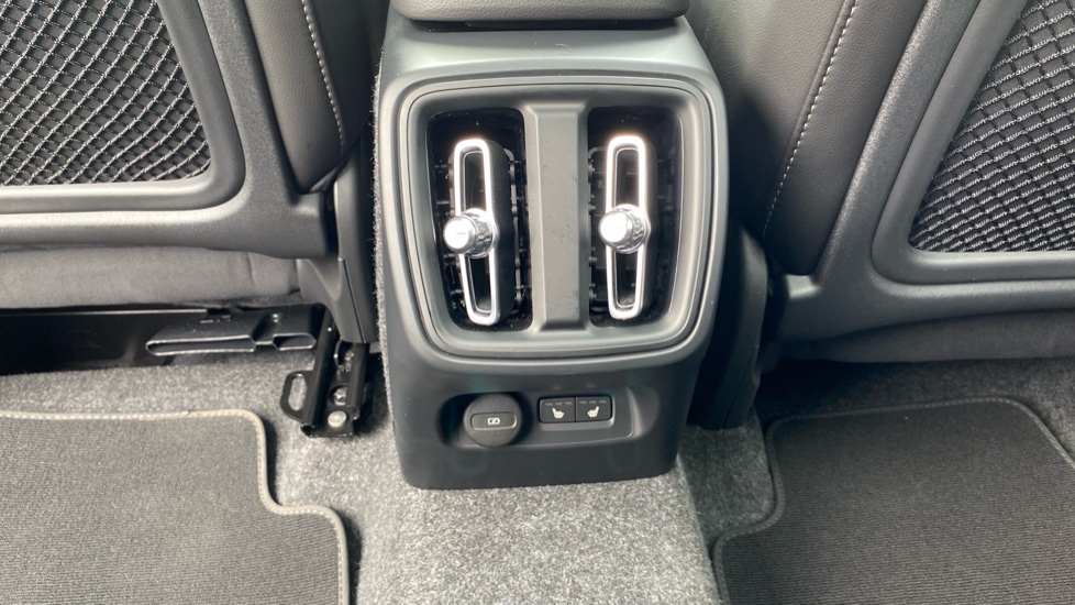 Volvo XC40 2.0 B3P Ultra Dark 5dr Auto Petrol Estate - Image 40