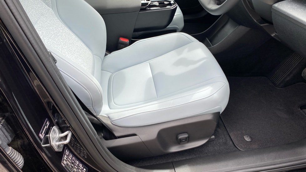Volvo EX30 200kW SM Extended Range Ultra 69kWh 5dr Auto Electric Estate - Image 31