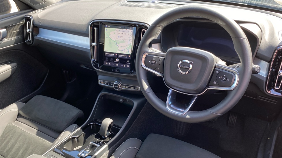 Volvo XC40 2.0 B3P Ultra Black Edition 5dr Auto Petrol Estate - Image 4
