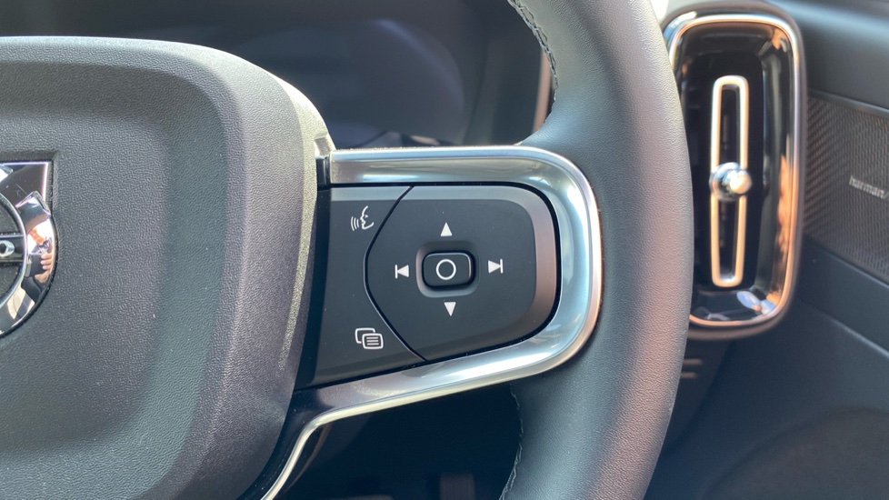 Volvo XC40 2.0 B3P Ultra Black Edition 5dr Auto Petrol Estate - Image 26