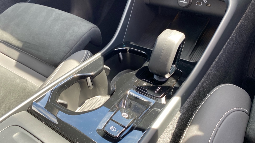 Volvo XC40 2.0 B3P Ultra Black Edition 5dr Auto Petrol Estate - Image 30