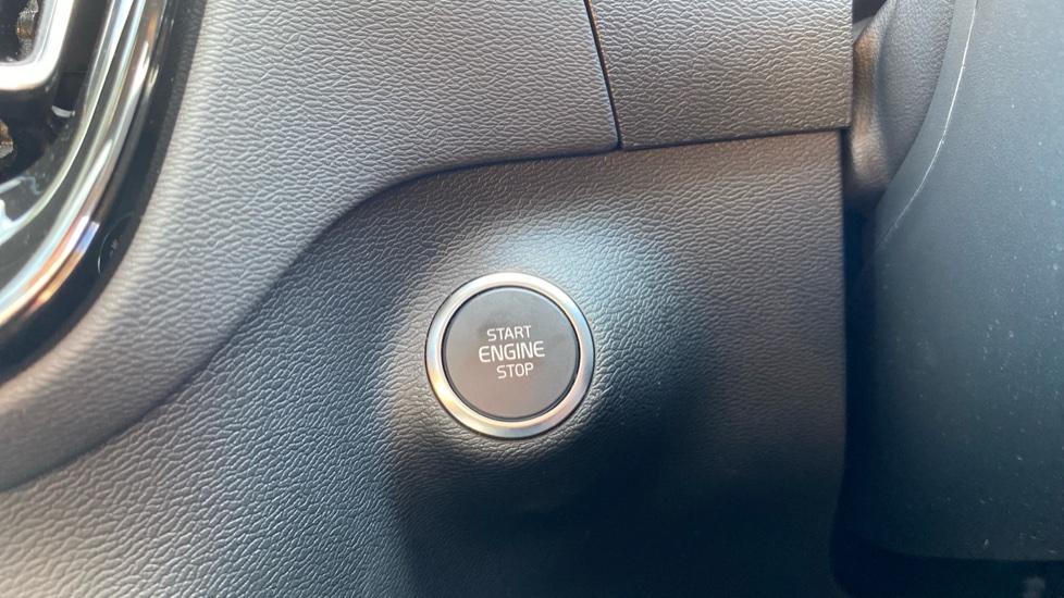 Volvo XC40 2.0 B3P Ultra Black Edition 5dr Auto Petrol Estate - Image 31