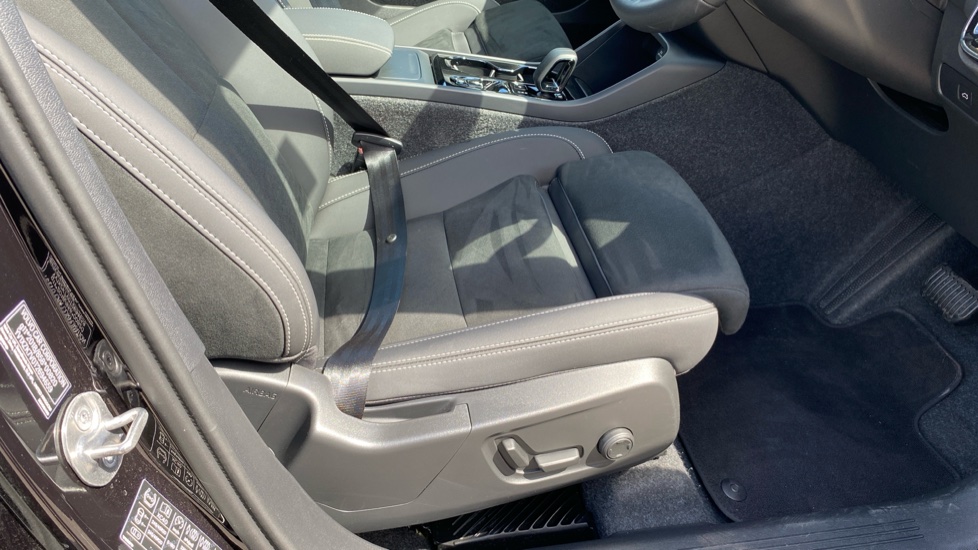 Volvo XC40 2.0 B3P Ultra Black Edition 5dr Auto Petrol Estate - Image 34