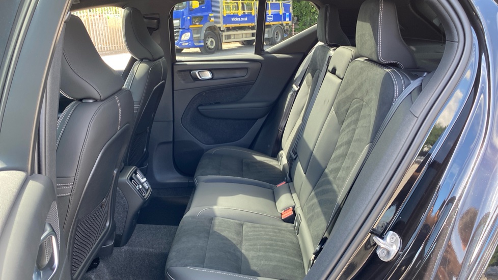 Volvo XC40 2.0 B3P Ultra Black Edition 5dr Auto Petrol Estate - Image 37