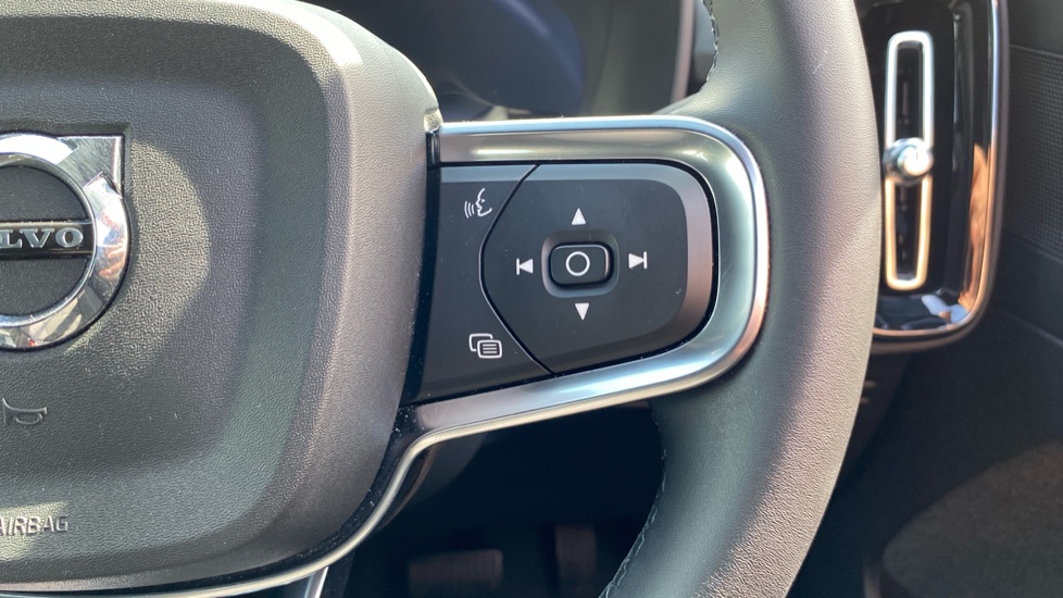 Volvo XC40 2.0 B4P Plus Dark 5dr Auto Petrol Estate - Image 23