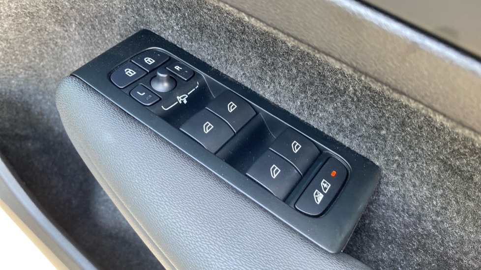 Volvo XC40 2.0 B4P Plus Dark 5dr Auto Petrol Estate - Image 25