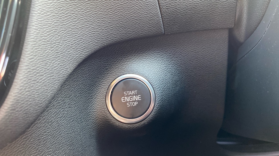 Volvo XC40 2.0 B4P Plus Dark 5dr Auto Petrol Estate - Image 28