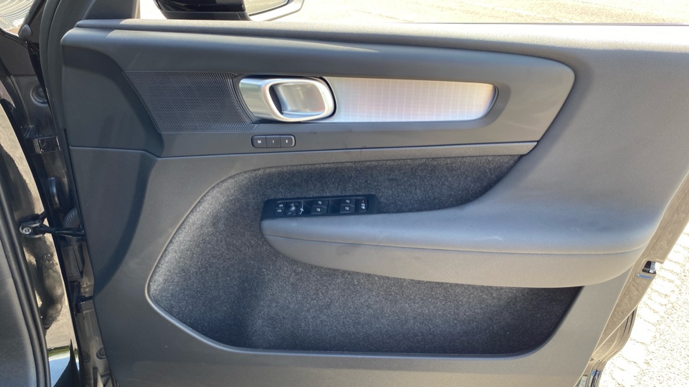 Volvo XC40 2.0 B4P Plus Dark 5dr Auto Petrol Estate - Image 29