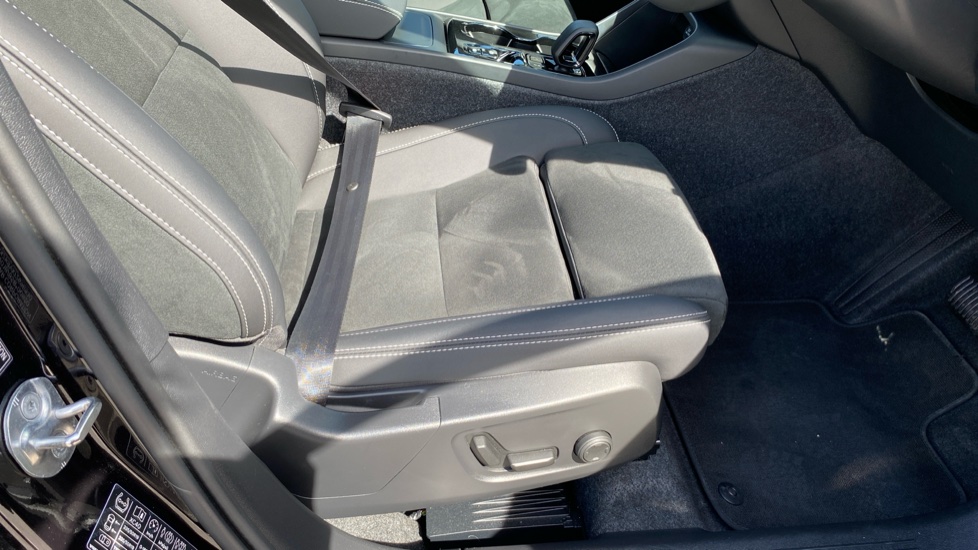 Volvo XC40 2.0 B4P Plus Dark 5dr Auto Petrol Estate - Image 30