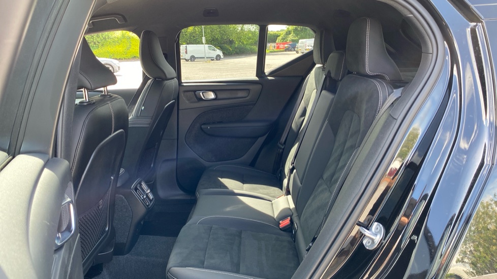 Volvo XC40 2.0 B4P Plus Dark 5dr Auto Petrol Estate - Image 33