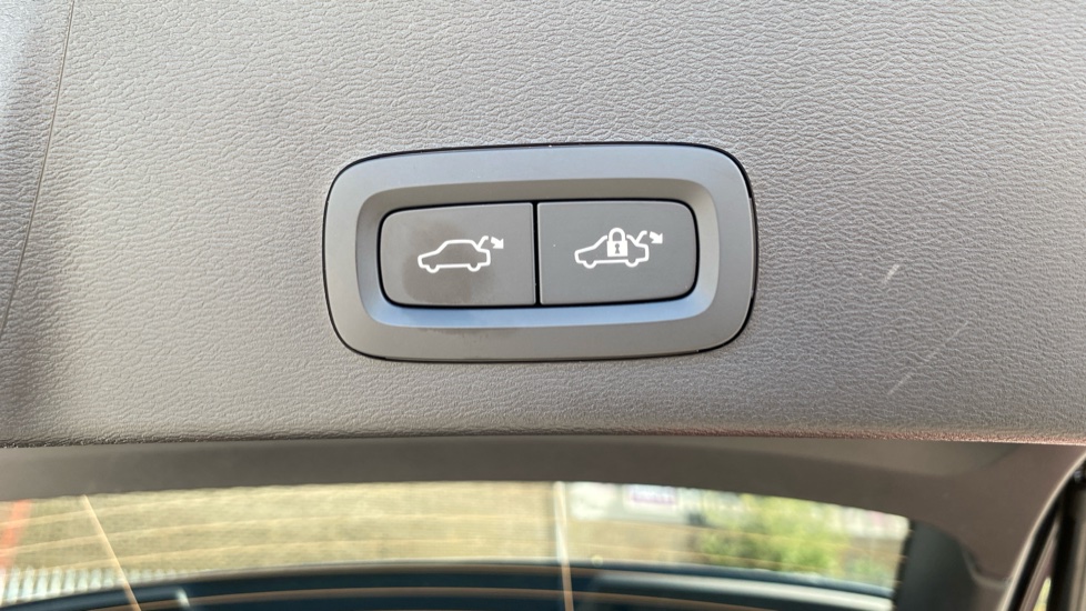 Volvo XC40 2.0 B4P Plus Dark 5dr Auto Petrol Estate - Image 35
