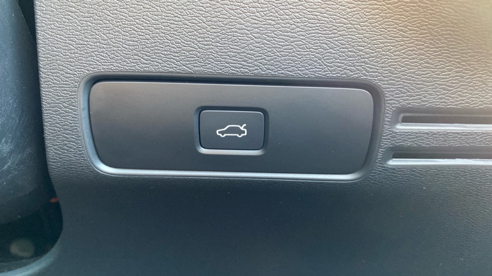 Volvo XC40 2.0 B4P Plus Dark 5dr Auto Petrol Estate - Image 36