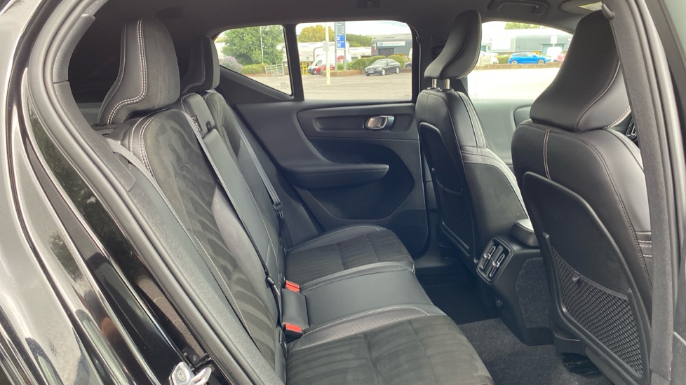 Volvo XC40 1.5 T3 [163] R DESIGN 5dr Petrol Estate - Image 6