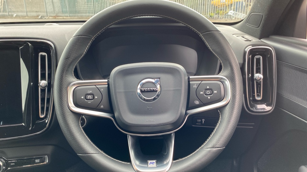 Volvo XC40 1.5 T3 [163] R DESIGN 5dr Petrol Estate - Image 10