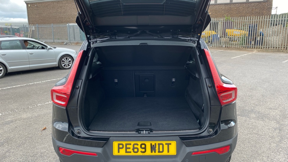 Volvo XC40 1.5 T3 [163] R DESIGN 5dr Petrol Estate - Image 13