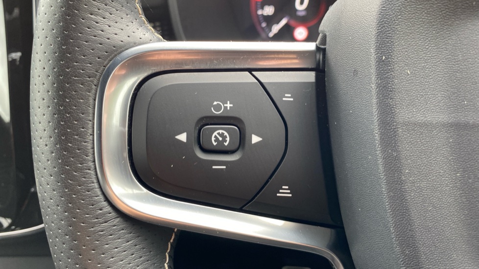 Volvo XC40 1.5 T3 [163] R DESIGN 5dr Petrol Estate - Image 26