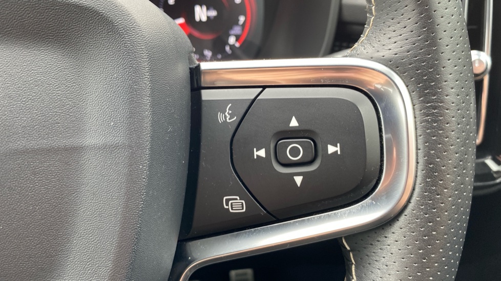 Volvo XC40 1.5 T3 [163] R DESIGN 5dr Petrol Estate - Image 27
