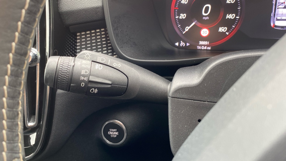 Volvo XC40 1.5 T3 [163] R DESIGN 5dr Petrol Estate - Image 28