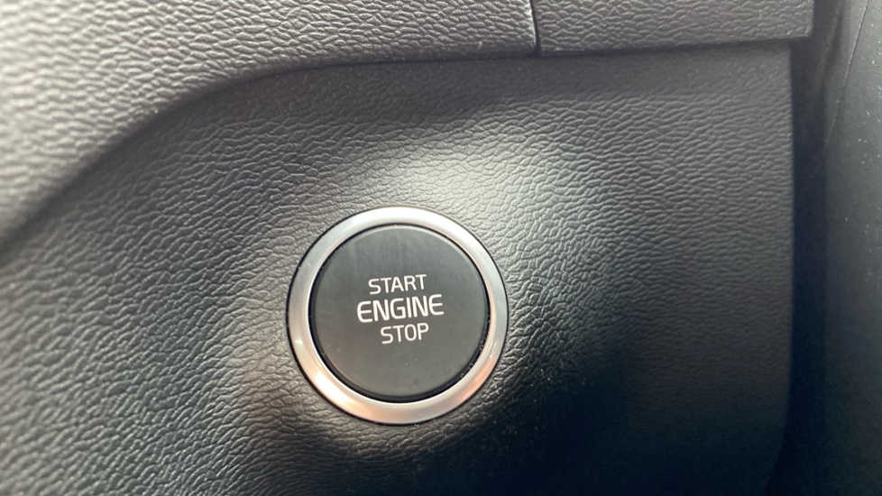 Volvo XC40 1.5 T3 [163] R DESIGN 5dr Petrol Estate - Image 32