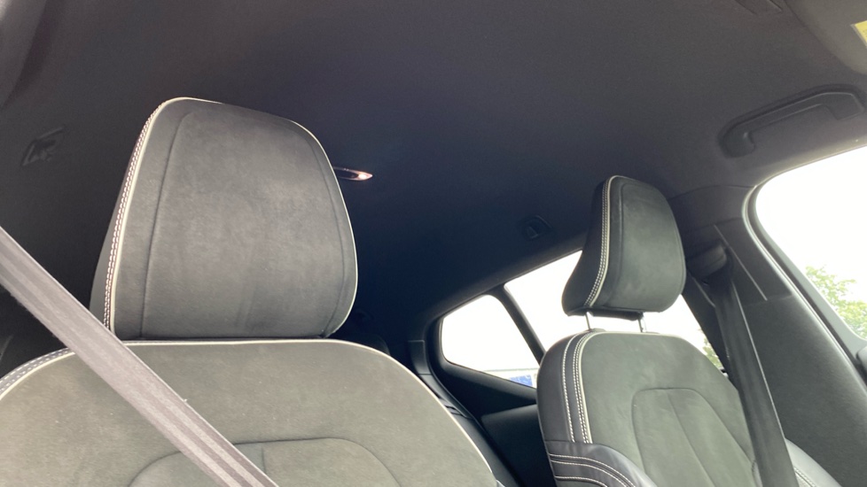 Volvo XC40 1.5 T3 [163] R DESIGN 5dr Petrol Estate - Image 35