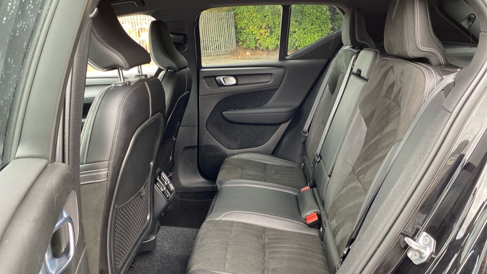 Volvo XC40 1.5 T3 [163] R DESIGN 5dr Petrol Estate - Image 37