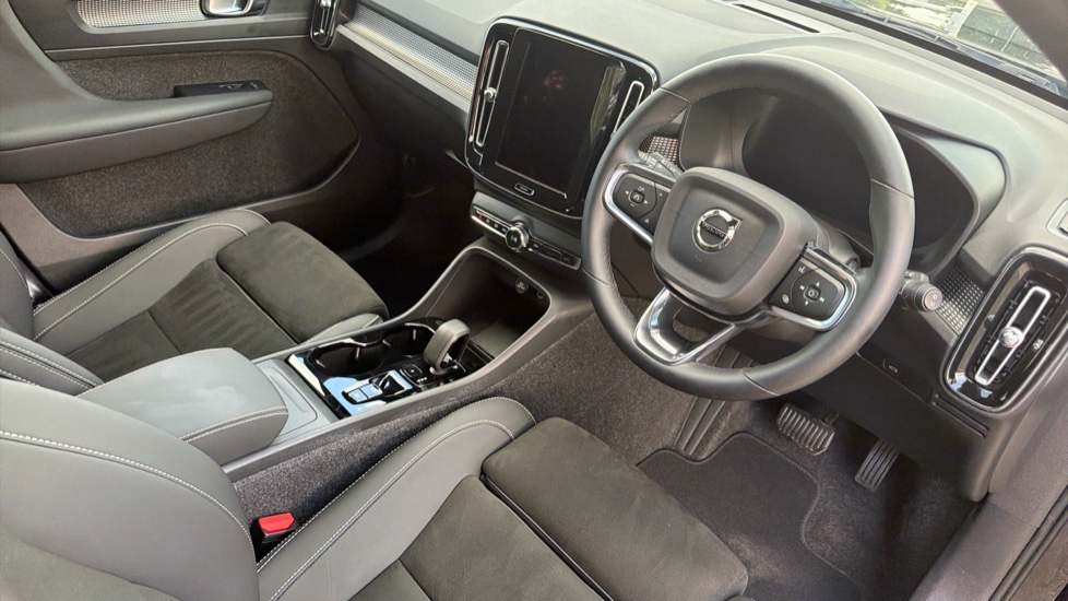 Volvo XC40 2.0 B3P Plus Dark 5dr Auto Petrol Estate - Image 4