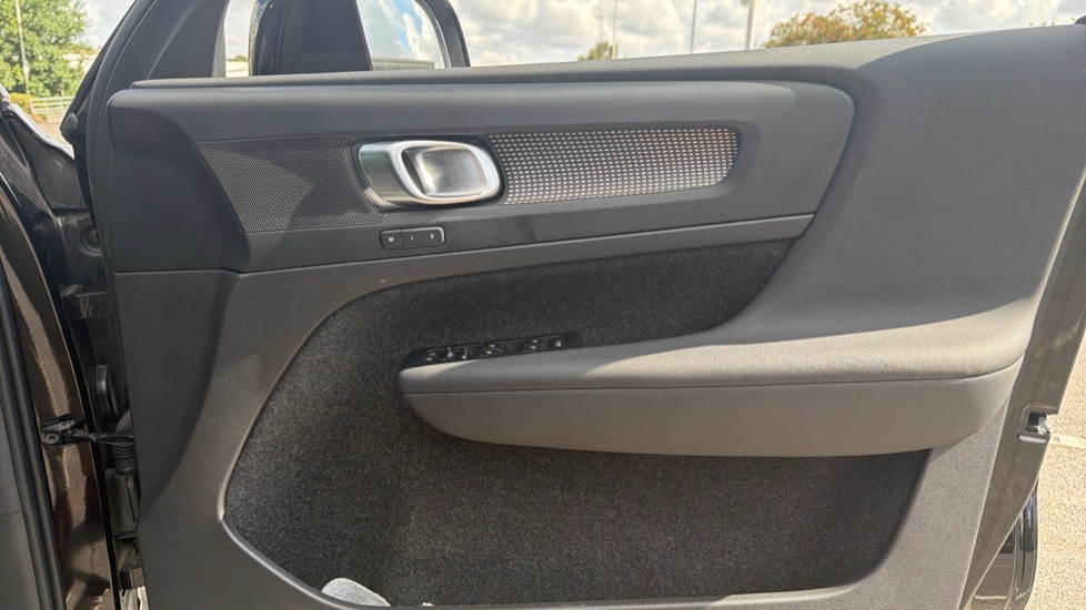 Volvo XC40 2.0 B3P Plus Dark 5dr Auto Petrol Estate - Image 28