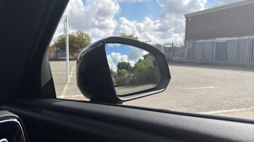Volvo XC40 2.0 B3P Plus Dark 5dr Auto Petrol Estate - Image 31