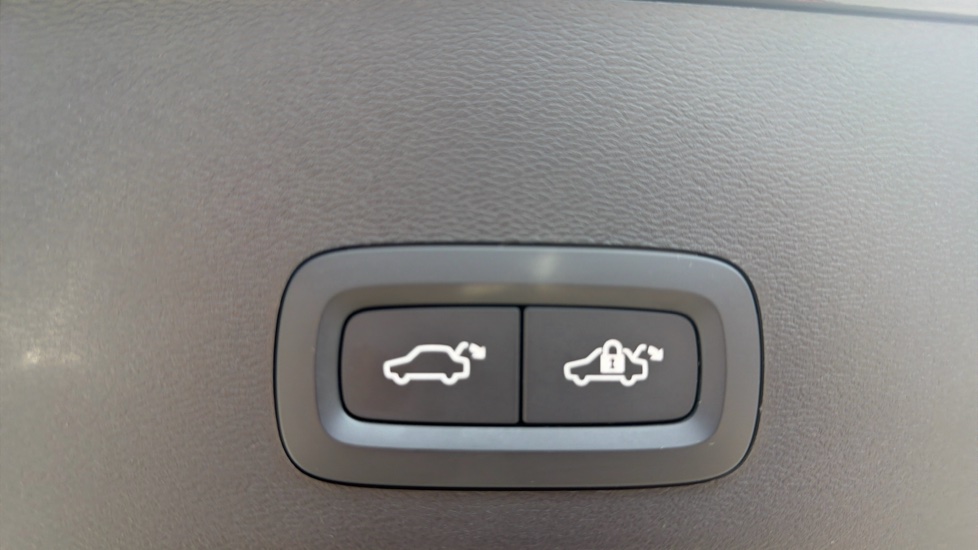 Volvo XC40 2.0 B3P Plus Dark 5dr Auto Petrol Estate - Image 34