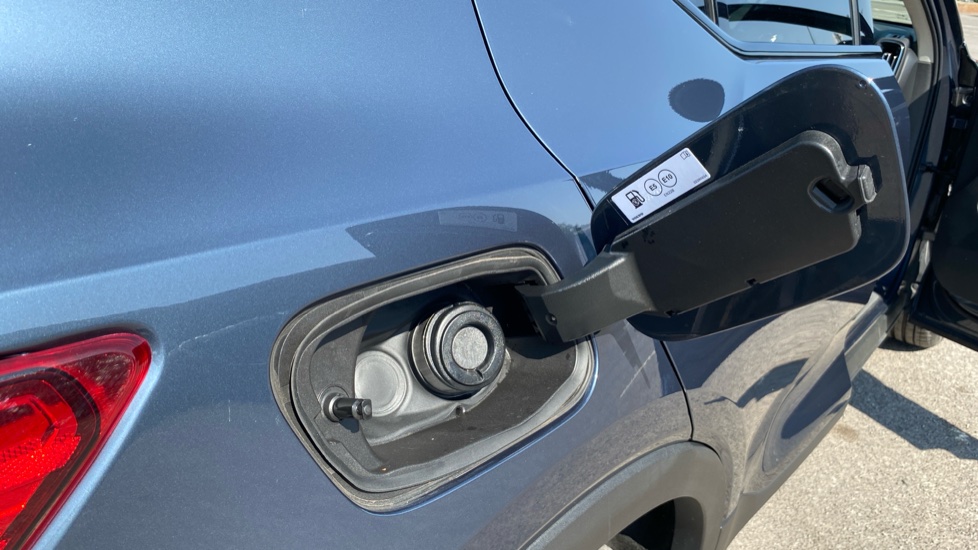Volvo XC40 2.0 B3P Ultra Dark 5dr Auto Petrol Estate - Image 16