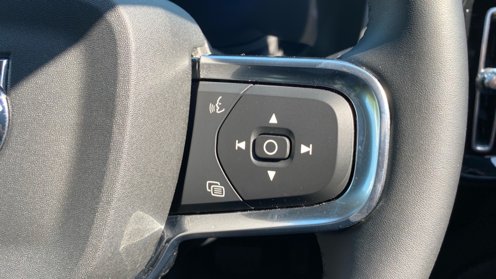 Volvo XC40 2.0 B3P Ultra Dark 5dr Auto Petrol Estate - Image 26
