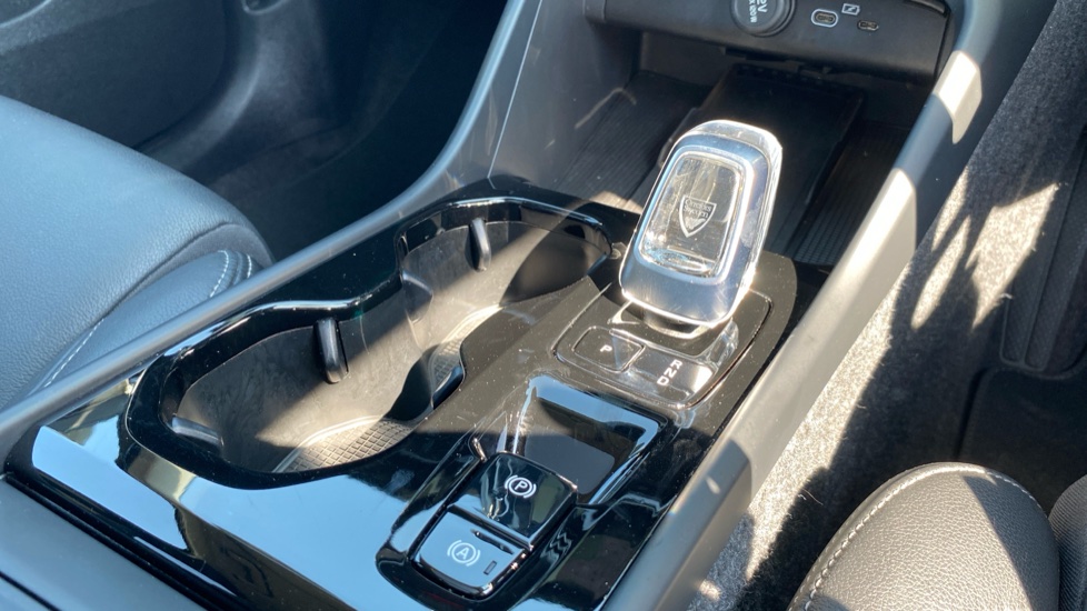 Volvo XC40 2.0 B3P Ultra Dark 5dr Auto Petrol Estate - Image 30