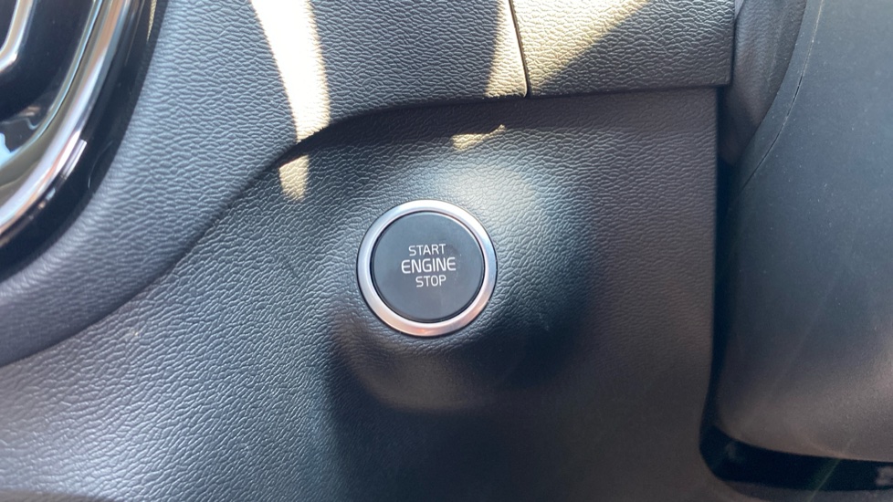 Volvo XC40 2.0 B3P Ultra Dark 5dr Auto Petrol Estate - Image 31