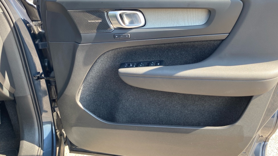 Volvo XC40 2.0 B3P Ultra Dark 5dr Auto Petrol Estate - Image 33