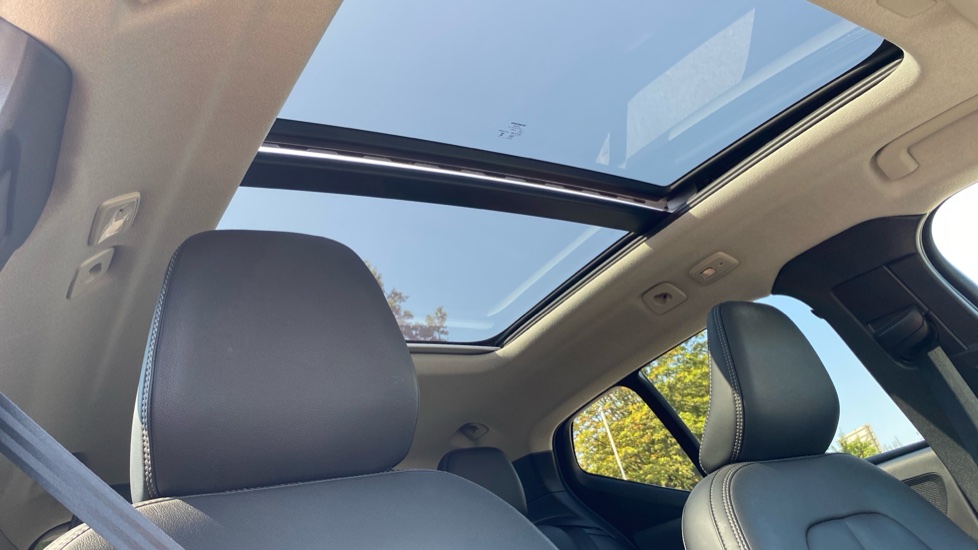 Volvo XC40 2.0 B3P Ultra Dark 5dr Auto Petrol Estate - Image 35