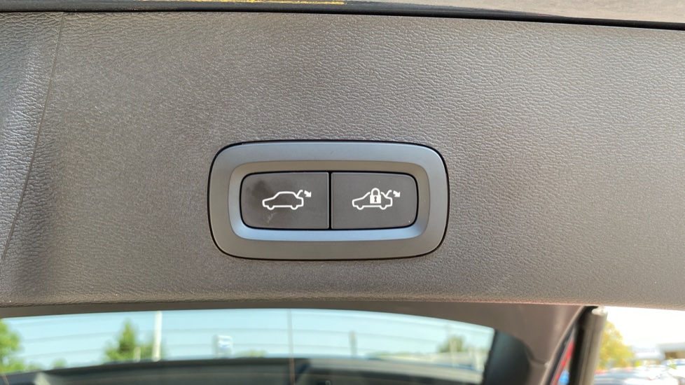 Volvo XC40 2.0 B3P Ultra Dark 5dr Auto Petrol Estate - Image 39
