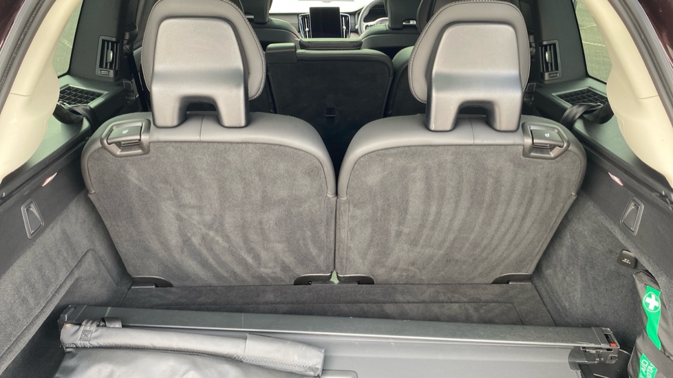 Volvo XC90 2.0 B5P Ultra Dark 5dr AWD Geartronic Petrol Estate - Image 37