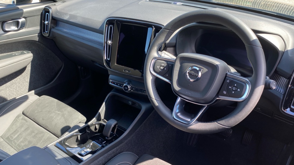 Volvo XC40 2.0 B3P Plus Dark 5dr Auto Petrol Estate - Image 4