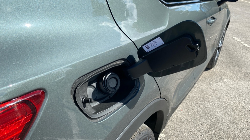 Volvo XC40 2.0 B3P Plus Dark 5dr Auto Petrol Estate - Image 16