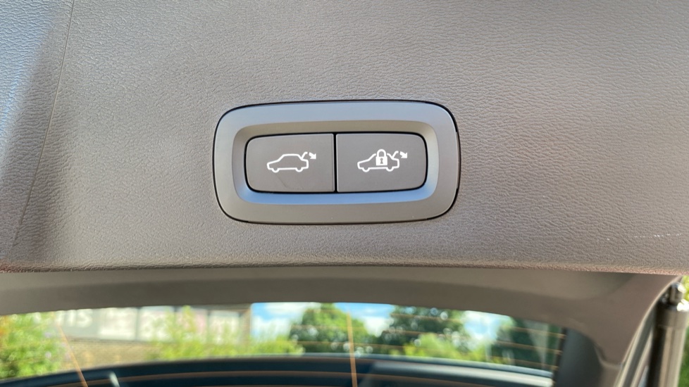 Volvo XC40 2.0 B3P Plus Dark 5dr Auto Petrol Estate - Image 35