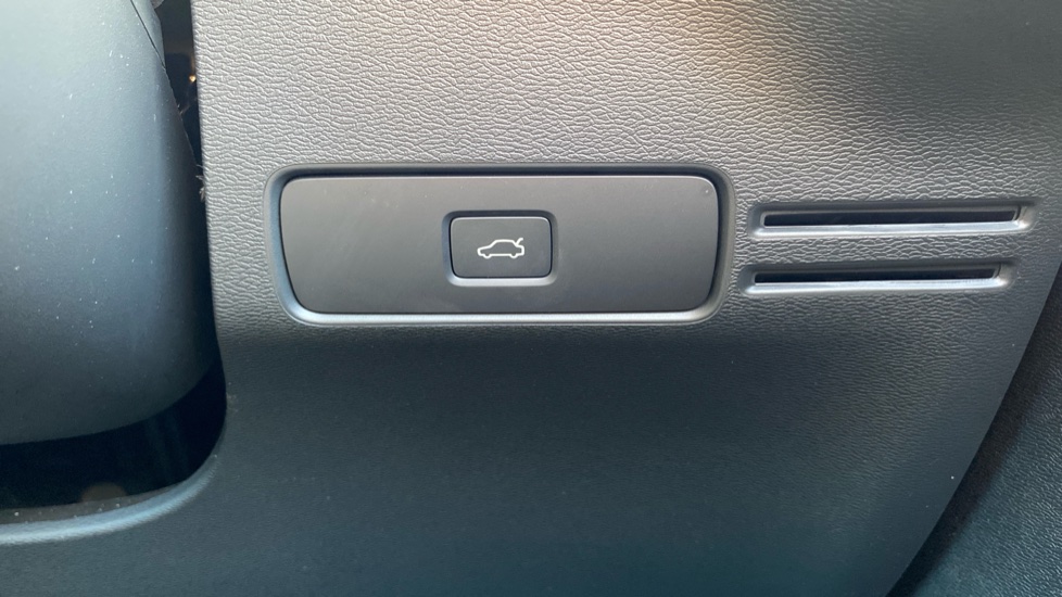 Volvo XC40 2.0 B3P Plus Dark 5dr Auto Petrol Estate - Image 36