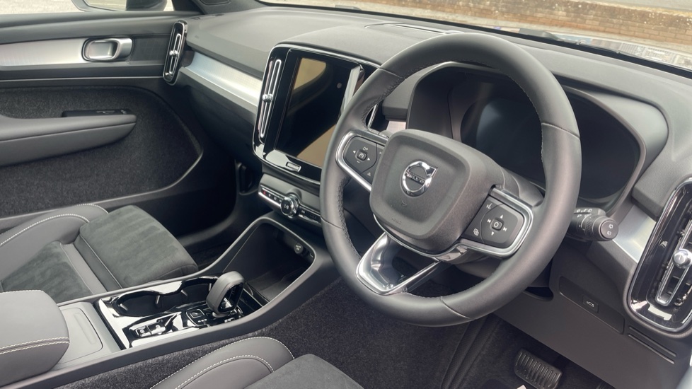 Volvo XC40 2.0 B4P Plus Dark 5dr Auto Petrol Estate - Image 4